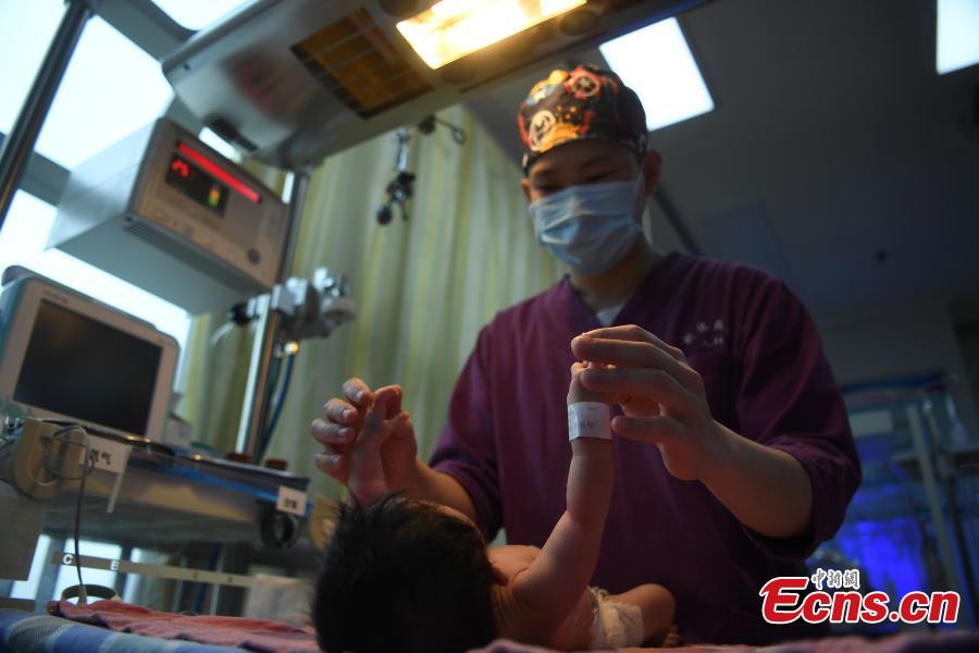 A male nurse works at the Xinqiao Hospital at the Army Military Medical University in Southwest China\'s Chongqing Municipality, ahead of International Nurses Day, which is observed annually around the world on May 12 to mark the contributions to society made by nurses. The hospital launched its male nurse team across different departments in 2016, and it now accounts for 10 percent of the hospital’s total nurse numbers. (Photo: China News Service/Chen Chao)