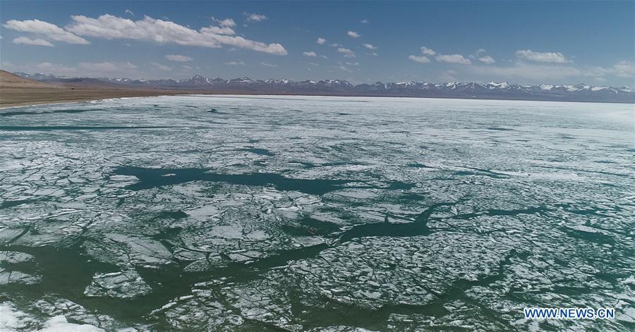 Aerial photo taken on May 8, 2019 shows the melting ice on the Namtso Lake in southwest China\'s Tibet Autonomous Region. As temperature rises and ice melts, the Namtso Lake will enter its tourism season. (Xinhua/Purbu Zhaxi)
