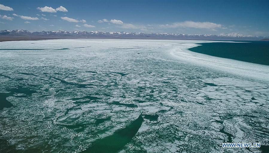 Aerial photo taken on May 8, 2019 shows the melting ice on the Namtso Lake in southwest China\'s Tibet Autonomous Region. As temperature rises and ice melts, the Namtso Lake will enter its tourism season. (Xinhua/Purbu Zhaxi)
