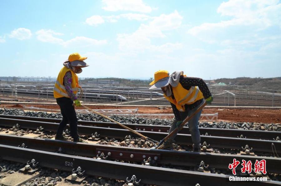 People work at a service station for high-speed trains in Kunming City, Southwest China\'s Yunnan Province, May 9, 2019. Nearly 30 workers helped lay the last rail measuring 25 meters in length and weighing 2.5 tons on Thursday, completing the rail-laying work for the service station. Successful expansion of the station will improve the use and maintenance of high-speed trains in Yunnan, also making it the largest such service station in southwest China. (Photo: China News Service/Miu Chao)
