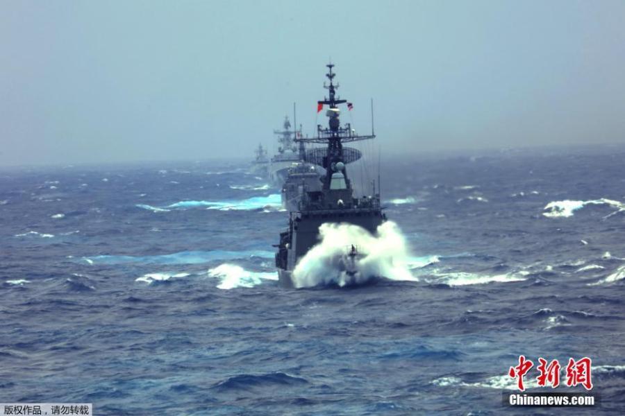 The formation of Chinese and Thai naval ships sails in waters against the wind and waves on May 8, 2019. China and Thailand\'s naval forces on Wednesday concluded a week-long joint training exercise at a military port in Zhanjiang, south China\'s Guangdong Province.  (Photo/China News Service)