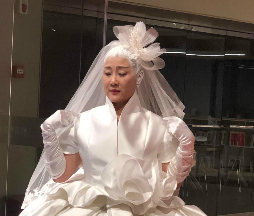 An elderly model is seen backstage at the Mother\'s Day show in Wuhan.  (Photo/chinadaily.com.cn)