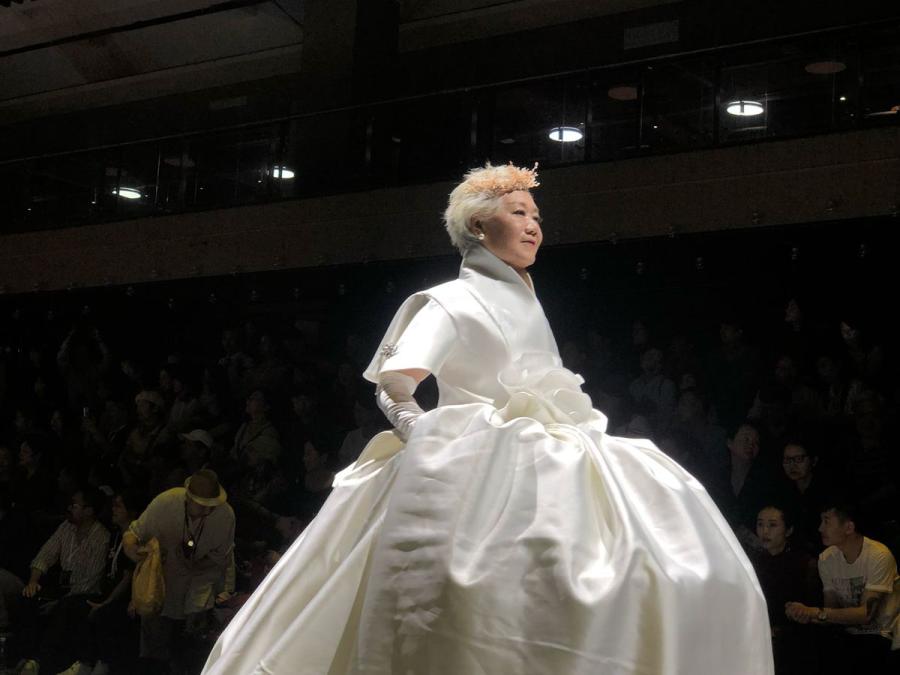 An elderly model is seen backstage at the Mother\'s Day show in Wuhan.  (Photo/chinadaily.com.cn)