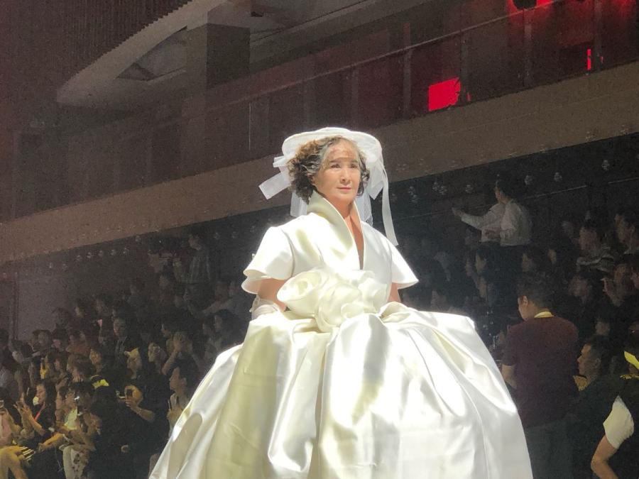 An elderly model is seen backstage at the Mother\'s Day show in Wuhan.  (Photo/chinadaily.com.cn)