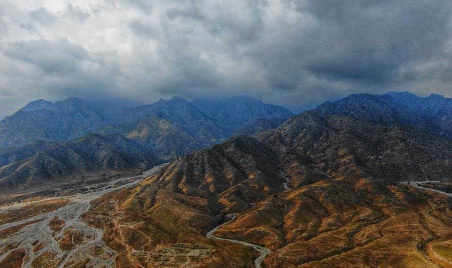 An aerial photo captures Helan Mountain after rainfall on May 9, 2019, as clouds shroud colorful mountaintops to form a picturesque view. (Photo/chinadaily.com.cn)