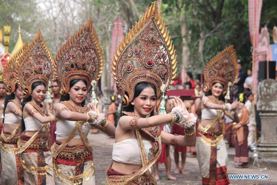 <?php echo strip_tags(addslashes(Performers dance on the parade Kheun Khao Phanom Rung, or 