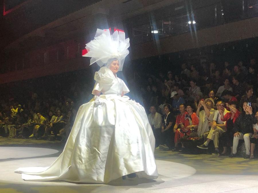An elderly model is seen backstage at the Mother\'s Day show in Wuhan.  (Photo/chinadaily.com.cn)