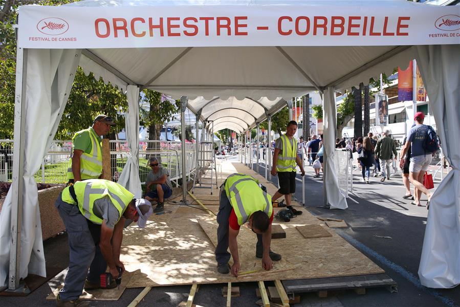 <?php echo strip_tags(addslashes(Workers make preparations for the 72nd edition of Cannes Film Festival in Cannes, France, on May 13, 2019. The 72nd edition of Cannes Film Festival will kick off on May 14. (Xinhua/Gao Jing))) ?>