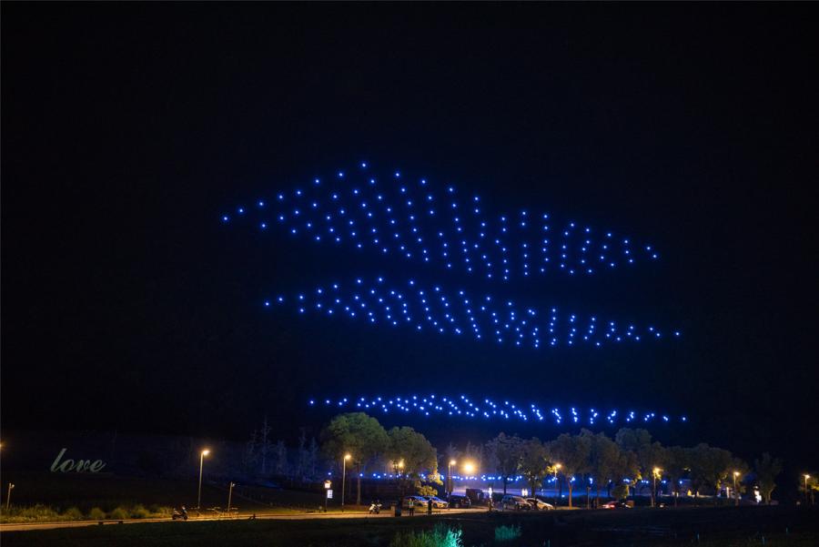 Other activities such as practicing yoga amid a sea of flowers and vegetarian dining provided tourists with a diversity of vacation and lifestyle experiences. (Photo provided to chinadaily.com.cn)