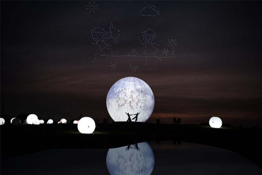 About 500 unmanned aerial vehicles were used in a light show at Nianhuawan, a scenic spot in Lingshan Mountain of Wuxi, East China\'s Jiangsu Province.   (Photo provided to chinadaily.com.cn)