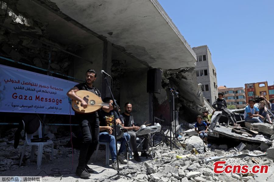 A Palestinian singer performs during a musical event calling to boycott the Eurovision Song Contest hosted by Israel, on the rubble of a building that was recently destroyed by Israeli air strikes, in Gaza City May 14, 2019. (Photo/Agencies)