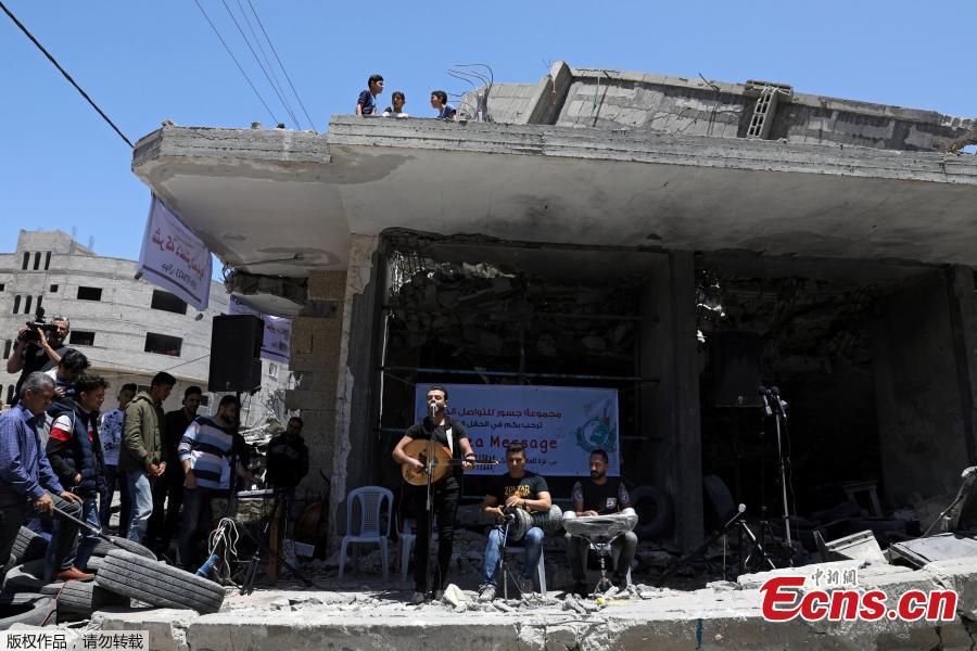 A Palestinian singer performs during a musical event calling to boycott the Eurovision Song Contest hosted by Israel, on the rubble of a building that was recently destroyed by Israeli air strikes, in Gaza City May 14, 2019. (Photo/Agencies)