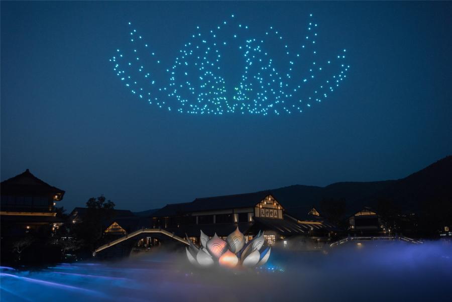The 500 drones offered audiences a visual spectacle by maneuvering into different formations.  (Photo provided to chinadaily.com.cn)