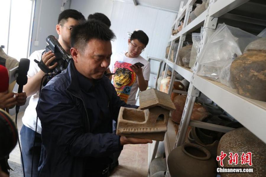 The Cultural Relics Exploration and Management Office in Zhengzhou City, Henan Province has announced the discovery of 160 toms of the Han Dynasty (206 BC?220 AD) built in different styles, such as with a flat or caved top. (Photo: China News Service/VCG)