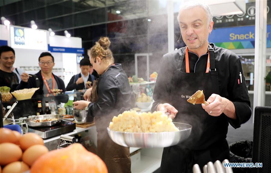 <?php echo strip_tags(addslashes(A German chef cooks during the 20th SIAL China in Shanghai, east China, May 14, 2019. The 20th SIAL China, an international food and beverage exhibition, kicked off at Shanghai New International Expo Center on Tuesday. The exhibition has attracted nearly 4,300 exhibitors from different countries and regions . (Xinhua/Fang Zhe))) ?>