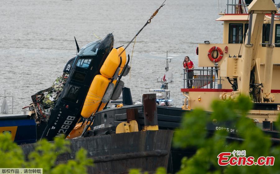 A helicopter is loaded, by crane, onto a barge after it crashed into the Hudson River on May 15, 2019 in New York.  A helicopter crashed into the Hudson River on May 15 afternoon shortly after taking off from a Manhattan heliport, authorities said. The pilot, identified as Eric Morales, was rescued by a passing NY Waterway ferry a short time later.(Photo/Agencies)