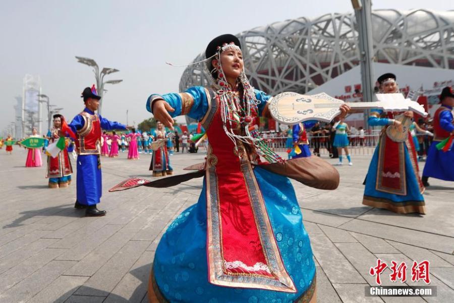 A parade in honor of Asian civilizations held in Beijing, May 16, 2019. The parade includes performing teams dressed in grand festival costumes from 16 countries as well 28 domestic teams. Continuing until May 22, the parade is part of the ongoing Conference on Dialogue of Asian Civilizations in Beijing. (Photo: China News Service/Fu Tian)