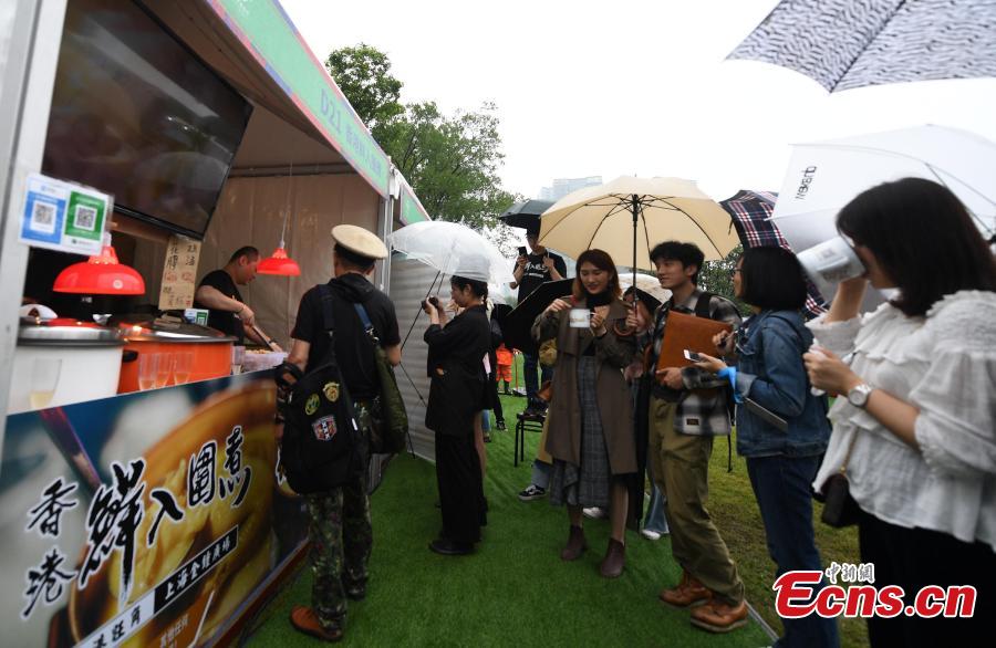 Visitors sample foods at the Asian Cuisine Festival - Taste of Hangzhou in Hangzhou City, Zhejiang Province, May 15, 2019. Several cities in China have hosted the Asian Cuisine Festival as part of celebrations for the Conference on Dialogue of Asian Civilizations held in Beijing this week. (Photo: China News Service/Wang Gang)