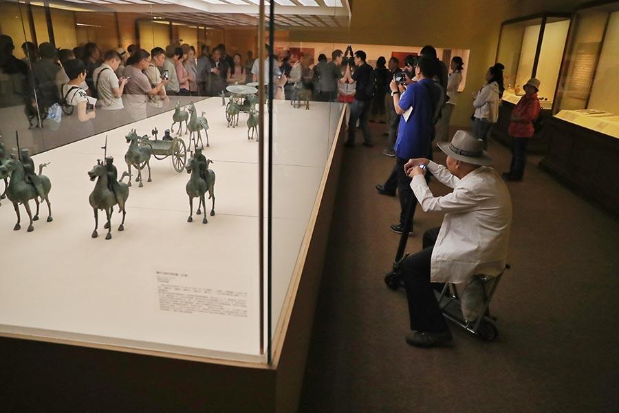 Gateway to the Silk Road is an exhibition of artifacts that offers visitors a glimpse into the variety ethnic cultures and of archaeological discoveries made in Gansu Province, in Northwest China. (Photo/China Daily)
