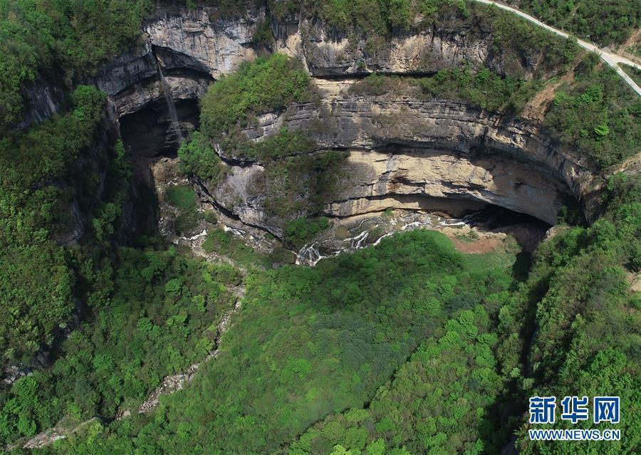 An aerial photo shows a waterfall in Didonghe Tiankeng, a giant karst sinkhole at Huoshizi Village of Ningqiang County in Hanzhong, northwest China\'s Shaanxi Province. With a maximum depth of 340 meters, the Didonghe Tiankeng is the largest in Chanjiayan Tiankeng Group in Ningqiang County. (Photo/Xinhua)