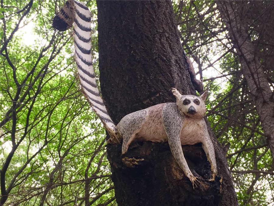 <?php echo strip_tags(addslashes(A tree trunk is painted with a ring-tailed lemur in the Zoological and Botanical Garden in Changchun.  (Photo/chinadaily.com.cn))) ?>