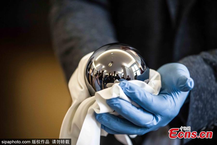 Meet the world’s roundest object. It’s the perfect sphere and it’s absolutely flawless. The sphere is made out of a single crystal of silicon-28 atoms.(Photo/Sipaphoto)