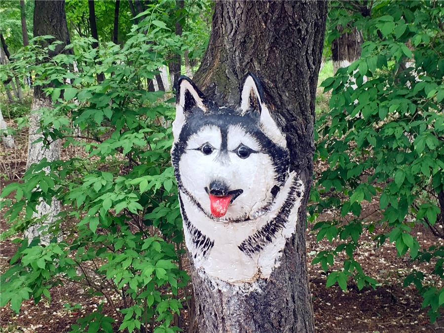 <?php echo strip_tags(addslashes(A tree trunk is painted with a wolf in the Zoological and Botanical Garden in Changchun.  (Photo/chinadaily.com.cn))) ?>