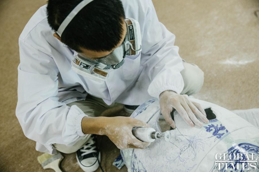 The blue and white porcelain stool, or xiudun, is being repaired from the 132 broken pieces found in Yuanmingyuan Park, and some parts of it are still missing. (Photo: Li Hao/GT)
