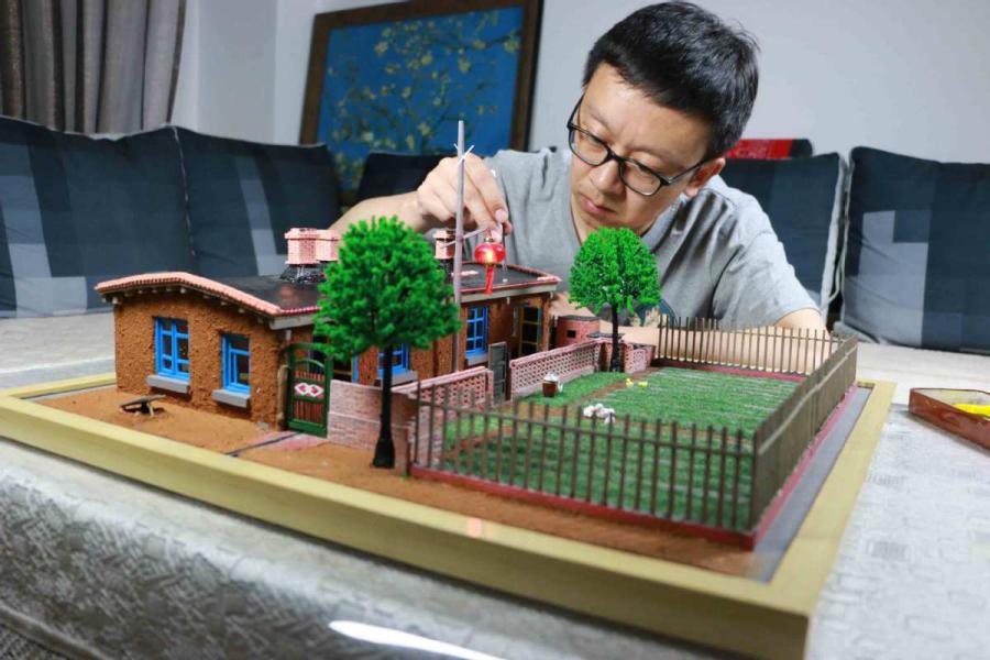 Wang Tao works on his artwork. (Photo provided to chinadaily.com.cn)