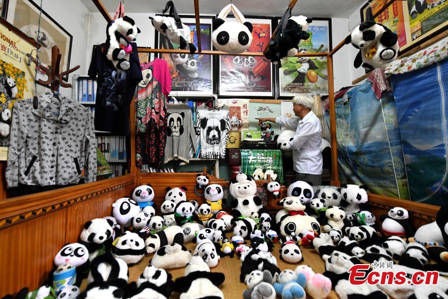 <?php echo strip_tags(addslashes(Collector Li Zhiqi shows his collection of giant panda-themed items in Fuzhou City, Fujian Province, May 21, 2019. Li has amassed a trove of nearly 10,000 items featuring the iconic bear, including stamps, dolls, bookmarks, and mugs. (Photo: China News Service/Lyu Ming))) ?>