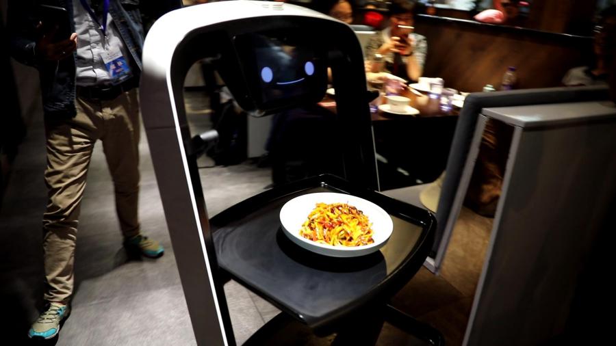 A robot delivers a dish at the X Future Restaurant. (Photo/People\'s Daily Online)