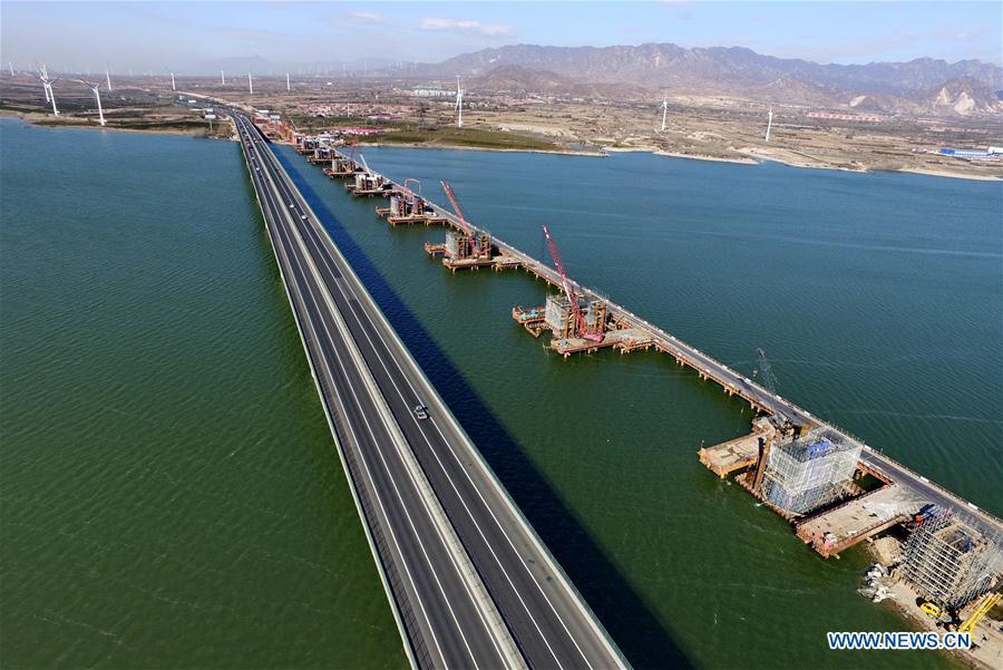 Photo taken on Nov. 9, 2016 shows the construction site of a bridge of the Beijing-Zhangjiakou railway on Guanting reservoir, north China\'s Hebei Province. (Xinhua/Yang Shiyao)
