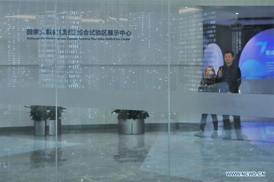 People visit a display center of the National Big Data Comprehensive Pilot Area in southwest China\'s Guizhou Province, May 22, 2019. In Guizhou Province, which hosts China\'s first state-level big data pilot zone, the integration of big data with sectors such as real economy, social management, civil service and rural revitalization has brought significant changes to people\'s life. According to statistics, Guizhou has more than 9,500 big data enterprises and many of them are active players on the global business stage. A 2019 whitepaper published by the China Academy of Information and Communications Technology indicates that Guizhou is taking advantage of big data in the course of its development, as both the growth of the province\'s digital economy and the growth of its employment in digital economy have ranked first in China. (Xinhua/Ou Dongqu)
