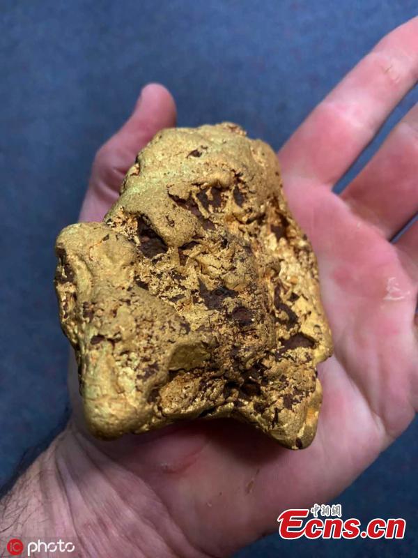 A lucky prospector has struck gold after unearthing a precious and rare find worth almost $69,000. The anonymous prospector couldn\'t believe their good luck when their metal detector uncovered a whopping 1.4 kilogram nugget while hunting for gold in Kalgoorlie in Western Australia\'s Goldfields-Esperance region recently. (Photo/IC)