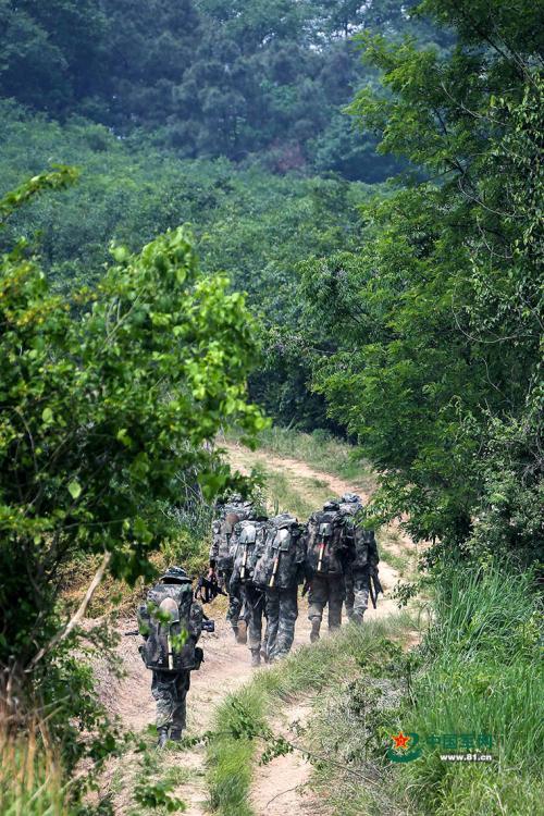 <?php echo strip_tags(addslashes(Army scouts undergo an intensive training at a military base in Easter Anhui Province. Soldiers needed to carry a load no less than 30 kilograms marching over a distance of 100 kilometres amid tens of other training programs. (Photo/81.cn))) ?>