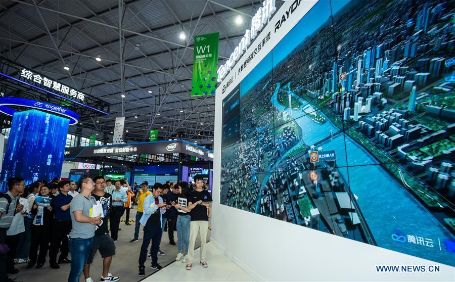 People visit China International Big Data Industry Expo 2019 in Guiyang, southwest China\'s Guizhou Province, May 26, 2019. The expo on big data opened Sunday in Guizhou Province, focusing on the latest innovation of the technology and its applications. The four-day expo will be attended by 448 enterprises from 59 countries and regions, according to the organizing committee. (Xinhua/Tao Liang)