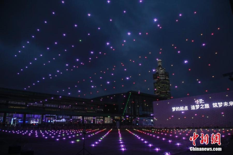 More than 500 drones rehearse for a light show to celebrate the opening of the China International Big Data Industry Expo 2019 in Guiyang, Southwest China\'s Guizhou Province, May 24, 2019. The four-day expo attracted 448 enterprises from 59 countries and regions, according to the organizing committee.  (Photo: China News Service/Yu Jiayang)