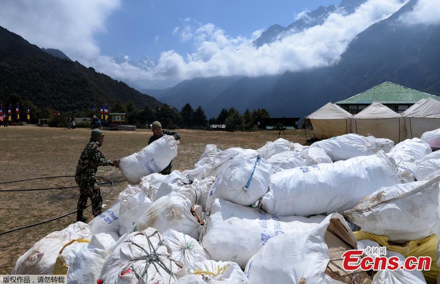 Nepali Army personnel collect waste from Mount Everest at Namche Bazar in Solukhumbu district on May 27, 2019, before it is transported to Kathmandu to be recycled.  Some ten tonnes of garbage have been picked from Mount Everest and four bodies retrieved at the end of this year\'s climbing season, Nepalese authorities said on May 27.(Photo/Agencies)