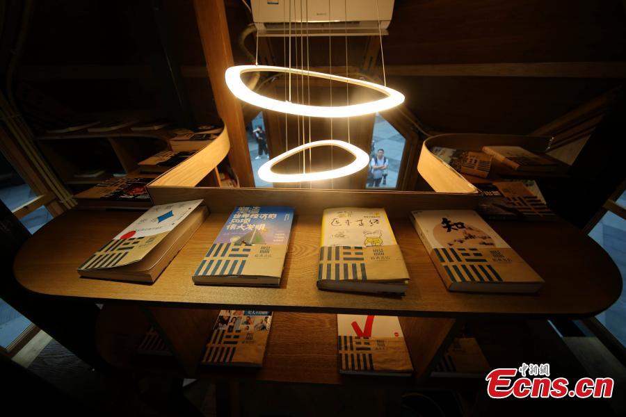 An inside view of a reading room that resembles a space capsule on a street in Yuzhong District, Chongqing, May 27, 2019. More than 50 books are on display in the reading space, which is large enough to accommodate 10 people at one time. (Photo: China News Service/Chen Chao)