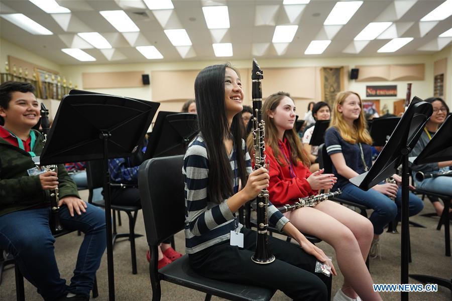Students attend music class at Bak Middle School of the Arts in West Palm Beach, Florida, the United States, April 26, 2019. On April 7, 2017, Peng Liyuan, wife of Chinese President Xi Jinping paid a visit to the school at the invitation of U.S. First Lady Melania Trump, where they watched students perform and talked with them, initiating efforts to build a bridge of people-to-people exchanges between China and the school. Bak\'s School Board Chair Francine Manthy and Executive Director Susy Diaz from the school wrote Peng a letter recently to mark the second anniversary of her visit and again express their appreciation to the Chinese first lady. To their delight, Peng quickly replied. In the letter, Peng said that both China and the United States have a splendid culture, and it is a common wish to strengthen bilateral exchanges, especially among young people. (Xinhua/Liu Jie)