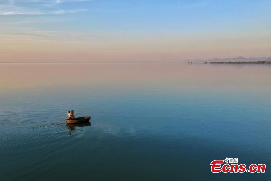 The photo taken shows the Chaohu Lake at twilight in Chaohu, east China\'s Anhui Province. (Photo: China News Service/Li Bin)