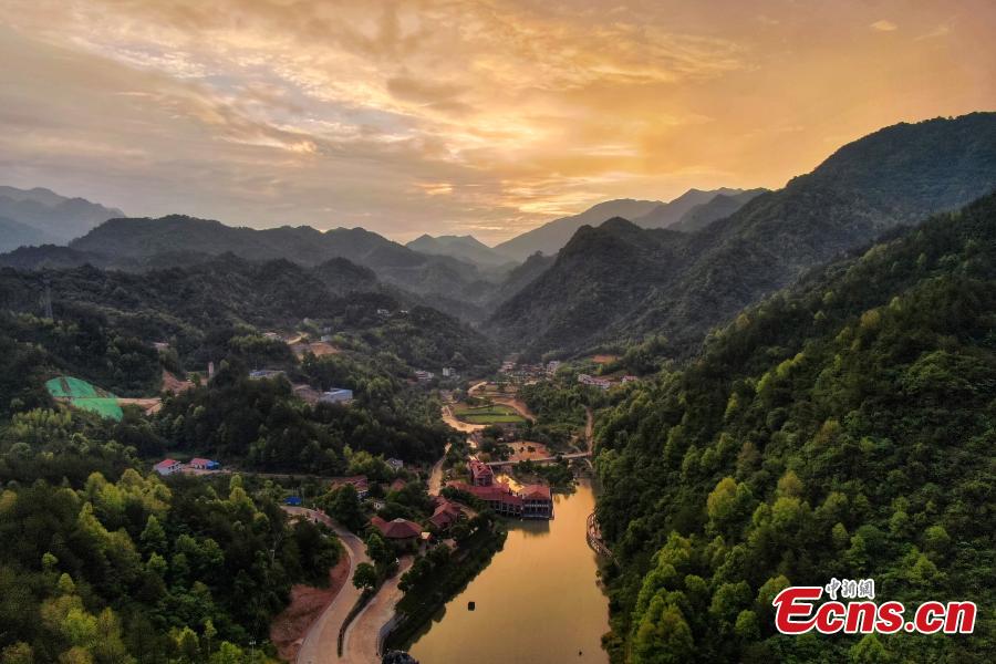 <?php echo strip_tags(addslashes(Aerial photo shows a spectacular sunrise over the Dabie Mountains in Hetu Town, East China’s Anhui Province, May 29, 2019. The major mountain range in central China is the watershed between the Huaihe and Yangtze rivers. (Photo: China News Service/Yang Bo))) ?>