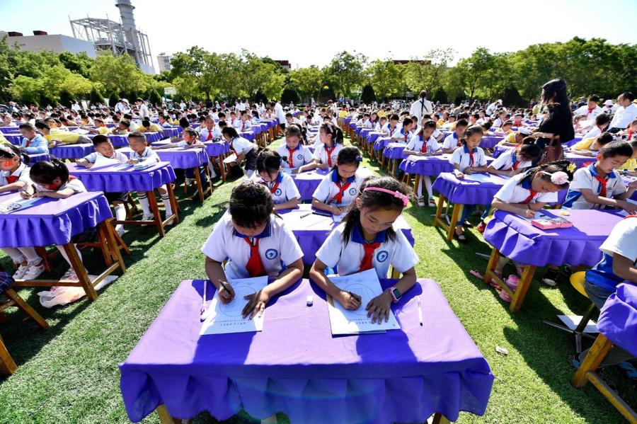 More than 1,300 primary school students attend a calligraphy competition in Yinchuan, capital of Northwest China\'s Ningxia Hui autonomous region, on Tuesday. (Photo by Li Jing/for chinadaily.com.cn)