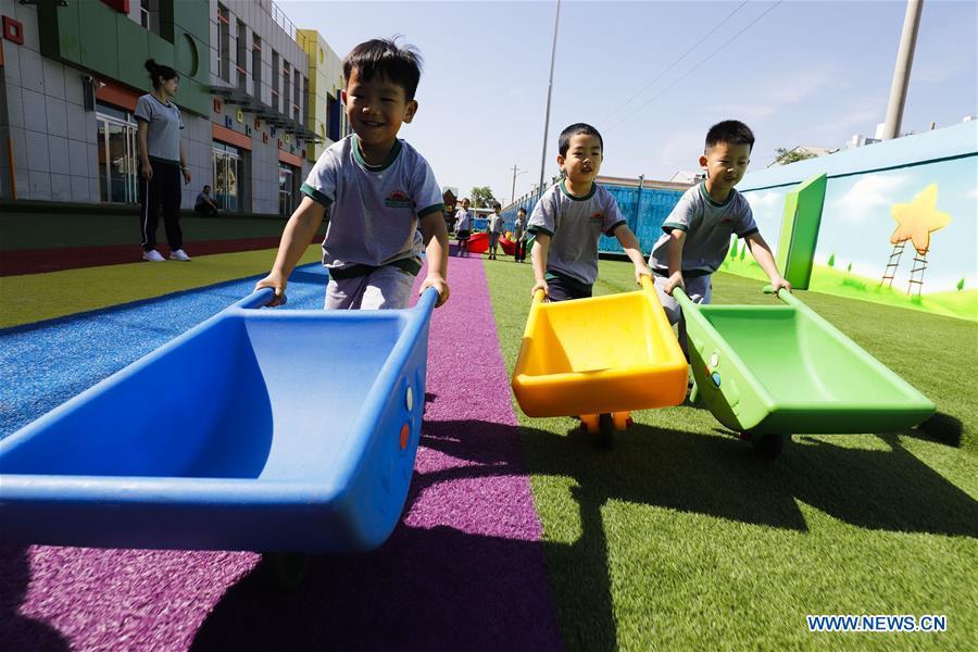 <?php echo strip_tags(addslashes(Children play with toy carts in a competition in celebration of the upcoming International Children's Day at Yangguang Kindergarten in Zunhua City, north China's Hebei Province, May 29, 2019. (Xinhua/Liu Mancang))) ?>