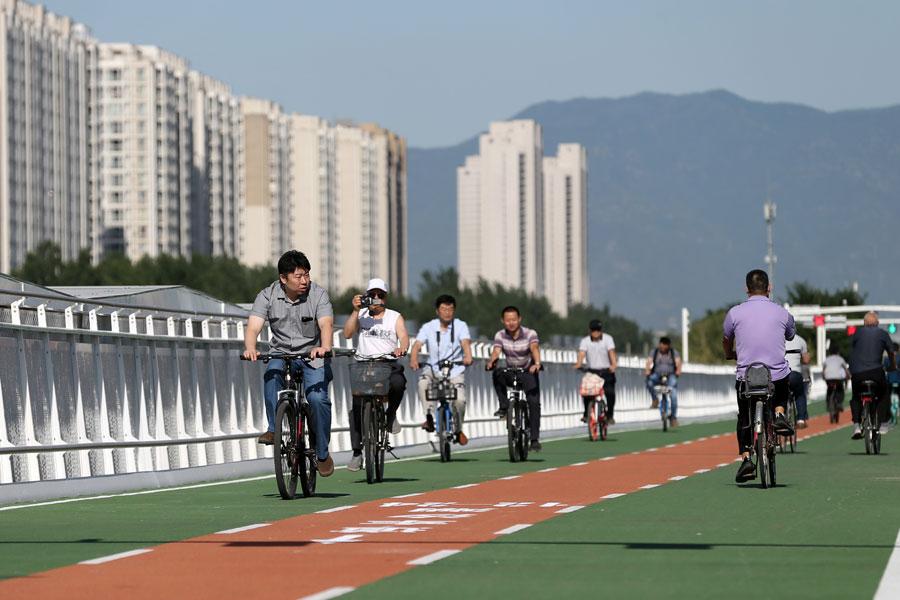 Cyclists bike on the first bicycle-only lane near Longze subway station in Beijing, May 31, 2019. (Photo/chinadaily.com.cn)