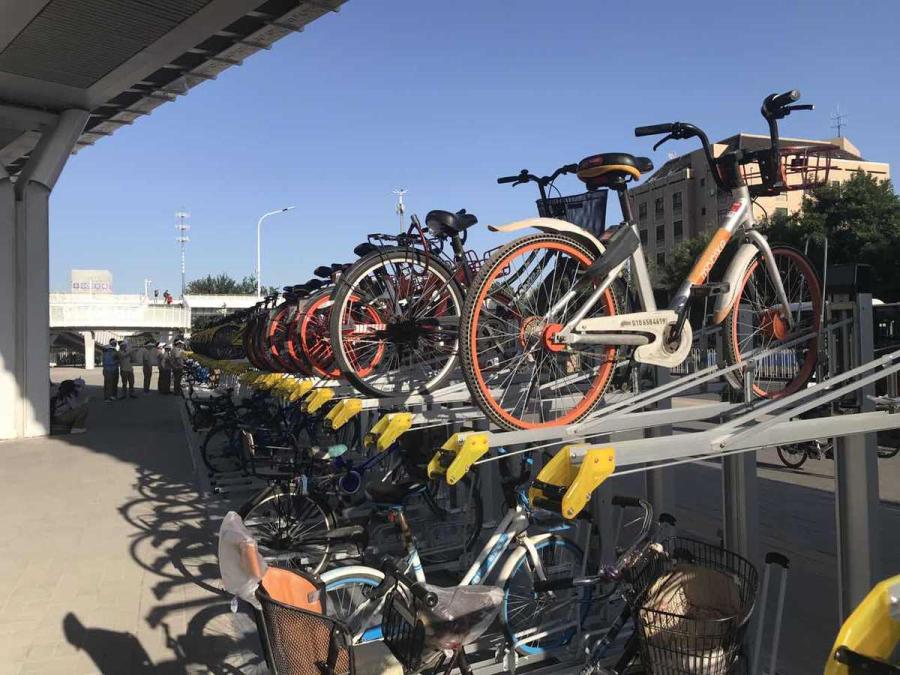 Bike parking equipment is seen nearby Longze subway station in Beijing, May 31, 2019. (Photo/chinadaily.com.cn)\'
Conveyor belts for bikes and other power assisting devices are installed at entrances and exits of the road to provide convenience and ensure safety.

It takes around 30 minutes on average for commuters to cycle from Huilongguan residential area to software park in Shangdi.

Due to heavy traffic, it takes more than 40 minutes and even one hour to commute by subway in rush hours.

Beijing has many designated lanes for bicycles. However, cars are increasingly encroaching, and they are often crowded with parked cars.

Beijing has over 1.9 million shared bikes, and over 1,014 kilometers of lanes for cyclists and pedestrians. By 2020, the figure will reach 3,200 km, according to the commission.