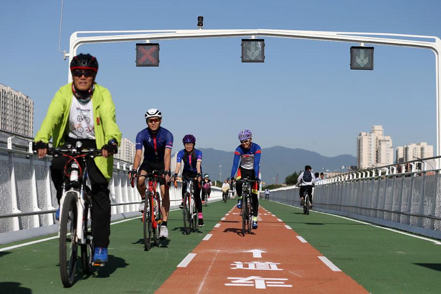 Cyclists bike on the first bicycle-only lane near Longze subway station in Beijing, May 31, 2019. (Photo/chinadaily.com.cn)