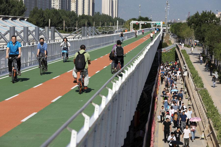 Cyclists bike on the first bicycle-only lane near Longze subway station in Beijing, May 31, 2019. (Photo/chinadaily.com.cn)

Beijing opened its first bicycle-only road at 7 am Friday morning, which is expected to ease traffic in the area between Huilongguan, a densely populated community, and Shangdi, where a large number of hi-tech companies are located, in northern Beijing.

An average of 11,600 people commute to work daily in the area.

According to the Beijing Municipal Commission of Transport, the 6.5-kilometer-long road has a maximum speed of no more than 15 kilometers per hour and pedestrians, electric bicycles and other vehicles are forbidden to enter the road.

As per the authority, there are three lanes, including a reversible lane, on the six-meter-wide road.