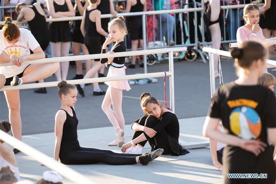 Ballet dancers get ready for a ballet master class by Nikolay Tsiskaridze during the World Ballet Holidays Festival in Moscow, Russia, on June 1, 2019. The World Ballet Holidays Festival is held from May 31 to June 2 at VDNH exhibition complex in Moscow. One of the highlights of the festival is an outdoor ballet class conducted by ballet dancer Nikolay Tsiskaridze. (Xinhua/Maxim Chernavsky)