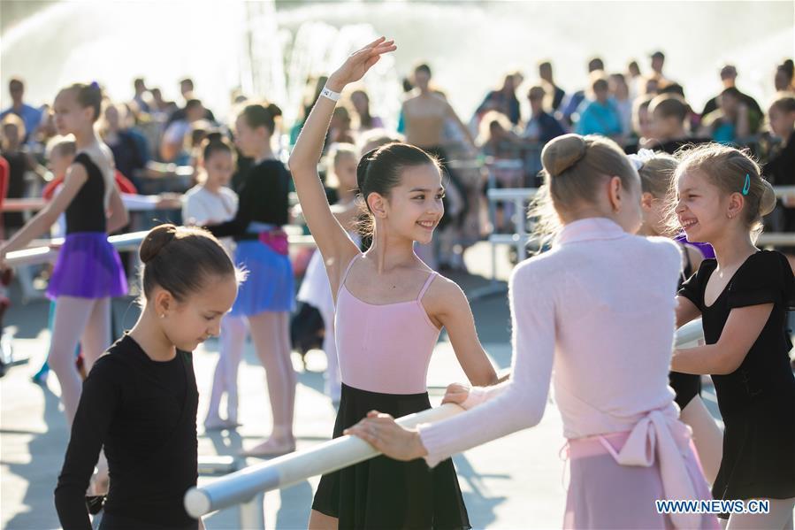 <?php echo strip_tags(addslashes(Ballet dancers get ready for a ballet master class by Nicolay Tsiskaridze during The World Ballet Holidays Festival in Moscow, Russia, on June 1, 2019. The World Ballet Holidays Festival is held from May 31 to June 2 at VDNH exhibition complex in Moscow. One of the highlights of the festival is an outdoor ballet class conducted by ballet dancer Nikolay Tsiskaridze. (Xinhua/Maxim Chernavsky))) ?>
